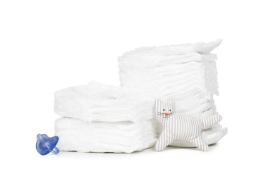 Beyaz arkaplanda izole edilmiş bebek bezi yığını