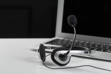 Merkezi Destek kavramı ara. klavye bilgisayar dizüstü bilgisayarda kulaklık