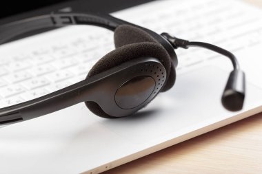 klavye bilgisayar dizüstü bilgisayarda kulaklık