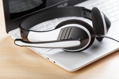 klavye bilgisayar dizüstü bilgisayarda kulaklık