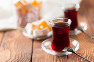 Ahşap bir masa üzerinde Türk bardaklarda kırmızı çay