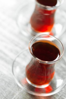 Ahşap bir masa üzerinde Türk bardaklarda kırmızı çay