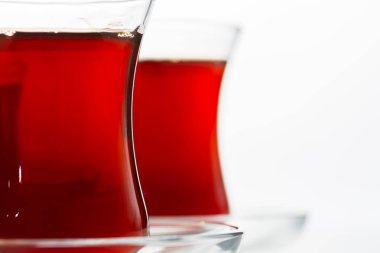 Beyaz arka plan üzerinde izole geleneksel bardaklarda Türk çayı