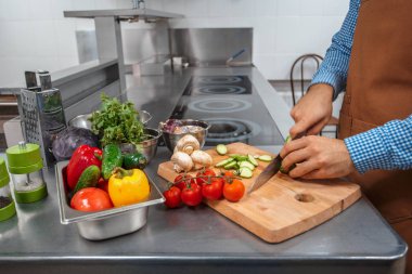 Şef kahverengi önlük bir Restoran mutfağında yemek
