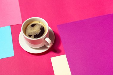 Renkli arka plan, kahve fincanı