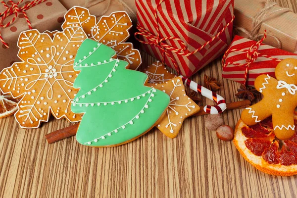 Weihnachten Hintergrund Mit Tannenzweig Dekoriert Mit Lebkuchen — Stockfoto