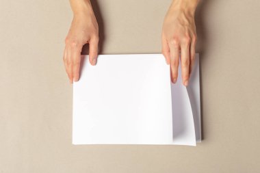 Kağıtları a4 boyutunda tutan el