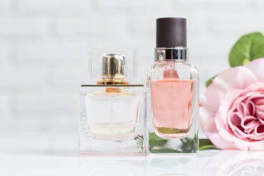 Parfüm şişeleri çiçeklerle, görünümü Kapat