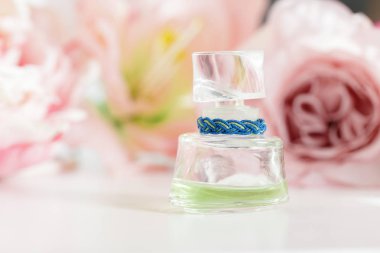 Çiçekli şişe parfüm, görünümü Kapat