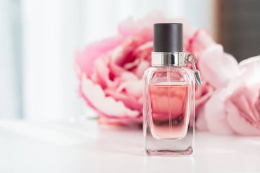 Çiçekli şişe parfüm, görünümü Kapat