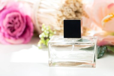 Çiçekli şişe parfüm, görünümü Kapat