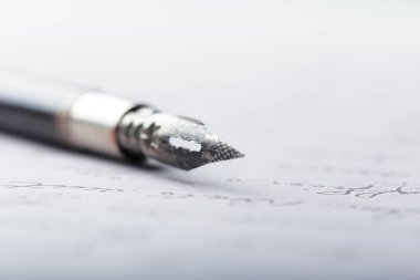 Dolma kalem antika el yazısıyla mektup üzerinde