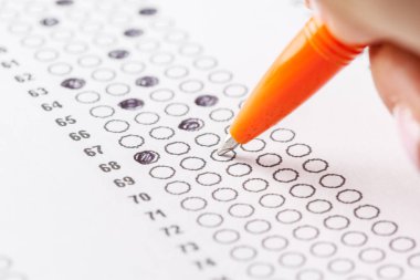 yanıtlar ve kalem ile test puanı levha