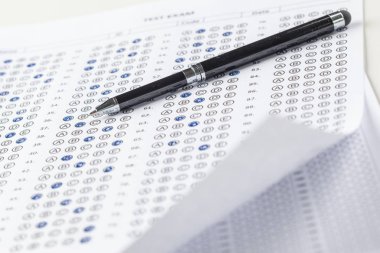 yanıtlar ve kalem ile test puanı levha