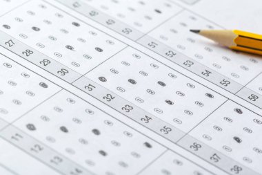 yanıtlar ve kalem ile test puanı levha