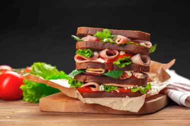 Tahta bir masada sandviç.