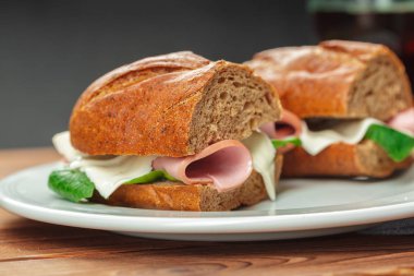 Tahta bir masada sandviç.