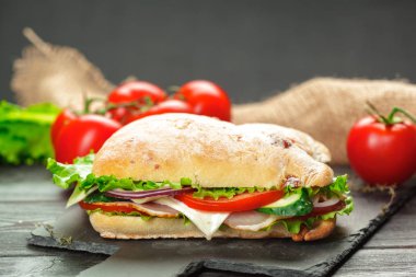 Tahta bir masada sandviç.