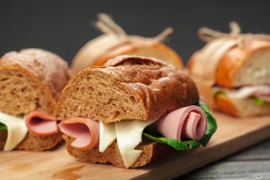 Tahta bir masada sandviç.