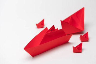 Origami kağıt tekne kümesi. Liderlik ve iş kavramı