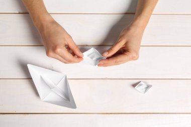 Origami kağıt tekne handcrafting işlemi
