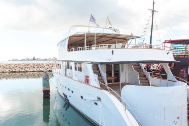 Yelkenli tekneler arka plan üzerinde Marina