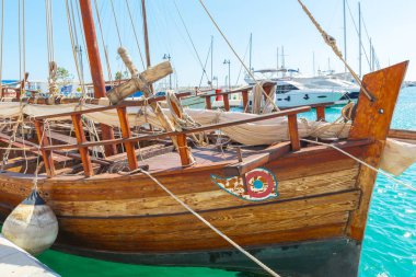 Yelkenli tekneler arka plan üzerinde Marina