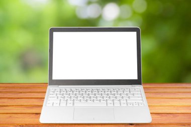 Masada boş ekran olan dizüstü bilgisayar