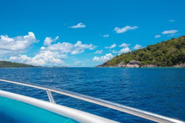 Kaya, deniz ve mavi gökyüzü