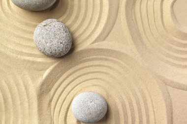 Zen meditasyon taşlar kumlu zemin üzerine