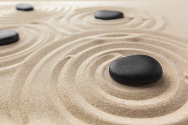Zen meditasyon taşlar kumlu zemin üzerine
