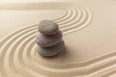 Zen meditasyon taşlar kumlu zemin üzerine