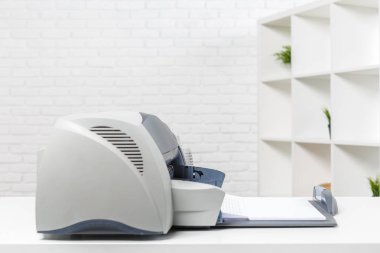 arka planda, ofiste yazıcı yakın çekim