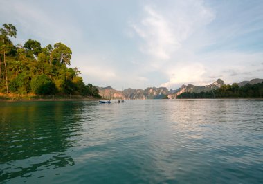 Kaya, deniz ve mavi gökyüzü