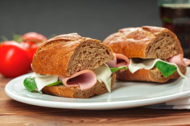 sandviç ahşap bir masa üzerinde görünümü kapatın