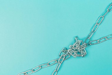 Mavi zemin üzerine metal zincirler