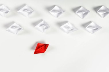 Kazanan kırmızı kağıt gemi