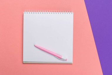 Tasarımınızın üstten görünüm parlak bicolor arka plan üzerinde boş kağıt Not defteri