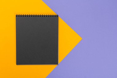 Tasarımınızın üstten görünüm parlak bicolor arka plan üzerinde boş kağıt Not defteri