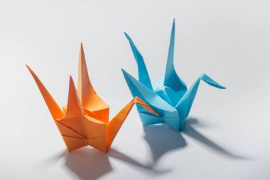 beyaz zemin üzerinde Origami Vinçler
