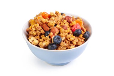 Kase üzerinde beyaz izole meyve parçaları ile ev yapımı granola