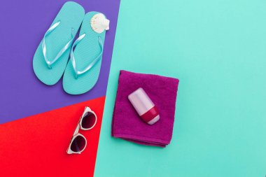 Yaz tatil arka plan, plaj aksesuarları renk arka plan engellemek.