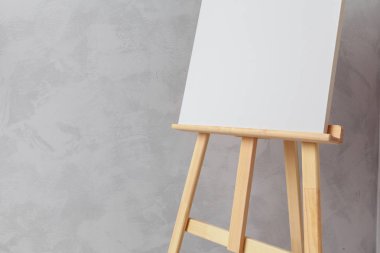 Odada ahşap şövale