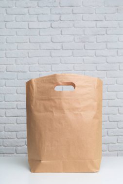 Tablo üzerinde alışveriş torbaları