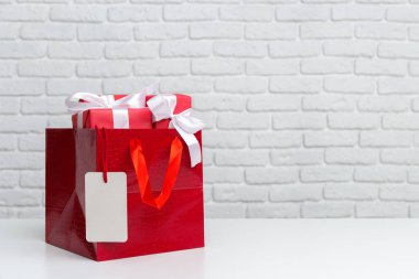 Kağıt alışveriş çantası hediye kutusunda