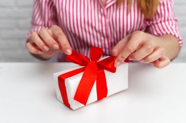 hediye kutusu tutan eller.