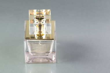 Karanlık bir arka planda parfüm şişesi