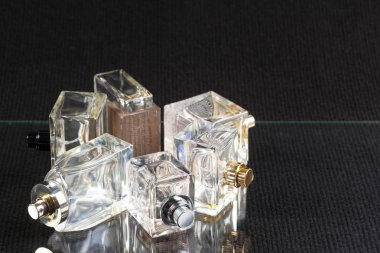 Karanlık bir arka planda parfüm şişeleri 