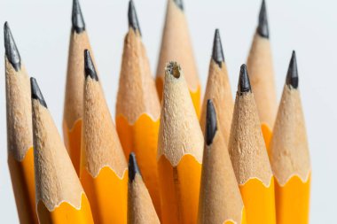 beyaz zemin üzerine kalem yığını