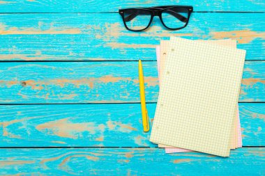 Üstten görünüm çalışma alanıyla boş defter ve kalem ahşap masa arka plan üzerinde